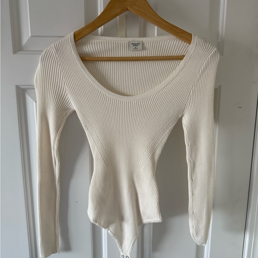 Abercrombie & Fitch Cream Ribbed Long-Sleeve Bodysuit - Like New!
Size:XS